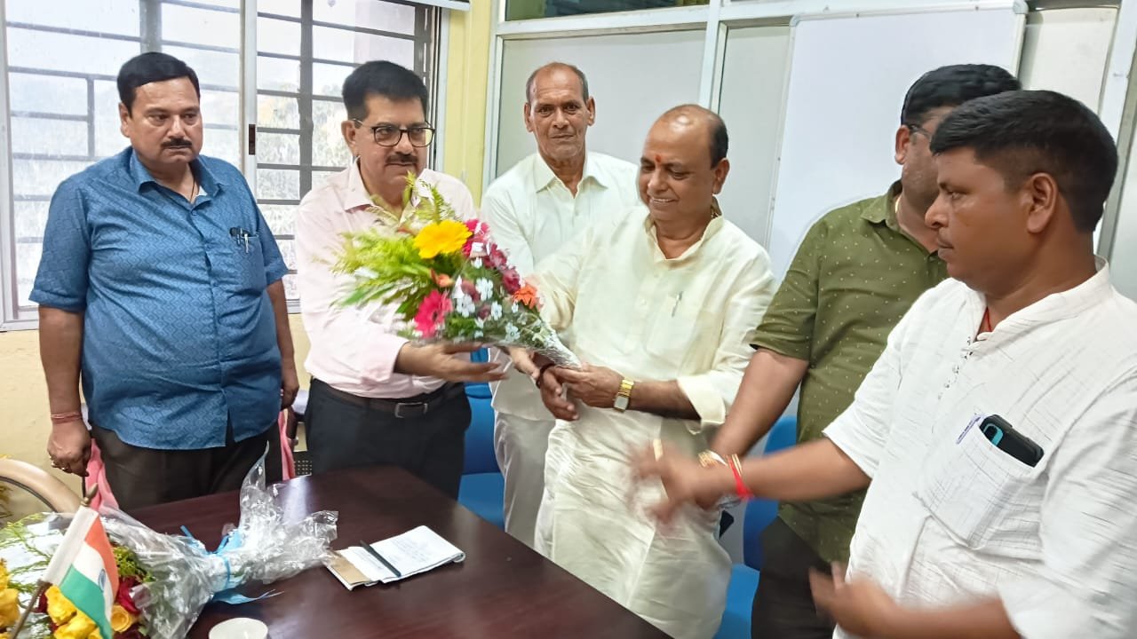 आरईओ एवं एनआरईपी कार्यालय में इंजीनियर शाहनवाज खान के सेवानर्वित्ति पर पुष्प गुच्छ एवं माला पहनाया गया।