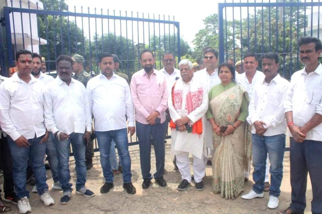 जेल में बंद भाजपा नेता अभय सिंह से मिलें सांसद सह पूर्व डीजीपी बीडी राम व सांसद विद्युत महतो.