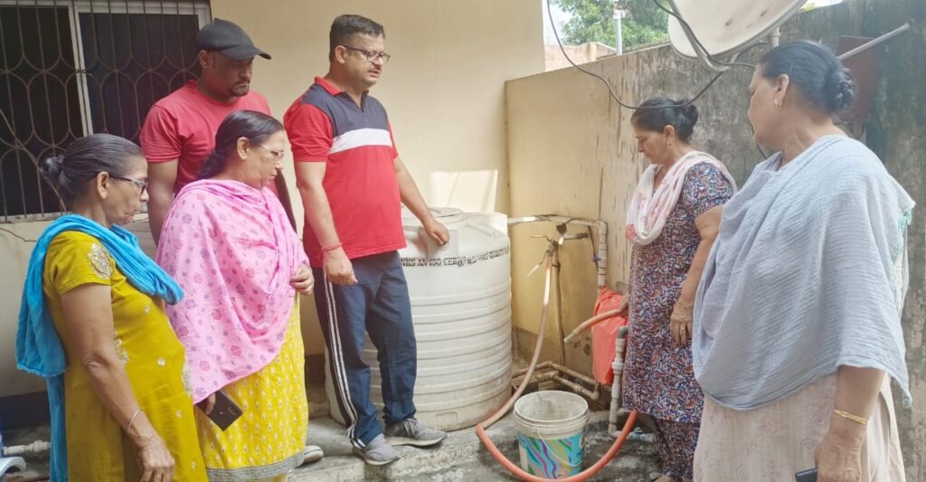 संत कुटिया गुरुद्वारा के बगल में चार दिनों से जलापूर्ति है ठप. संत कुटिया गुरुद्वारा के बगल में चार दिनों से जलापूर्ति है ठप.