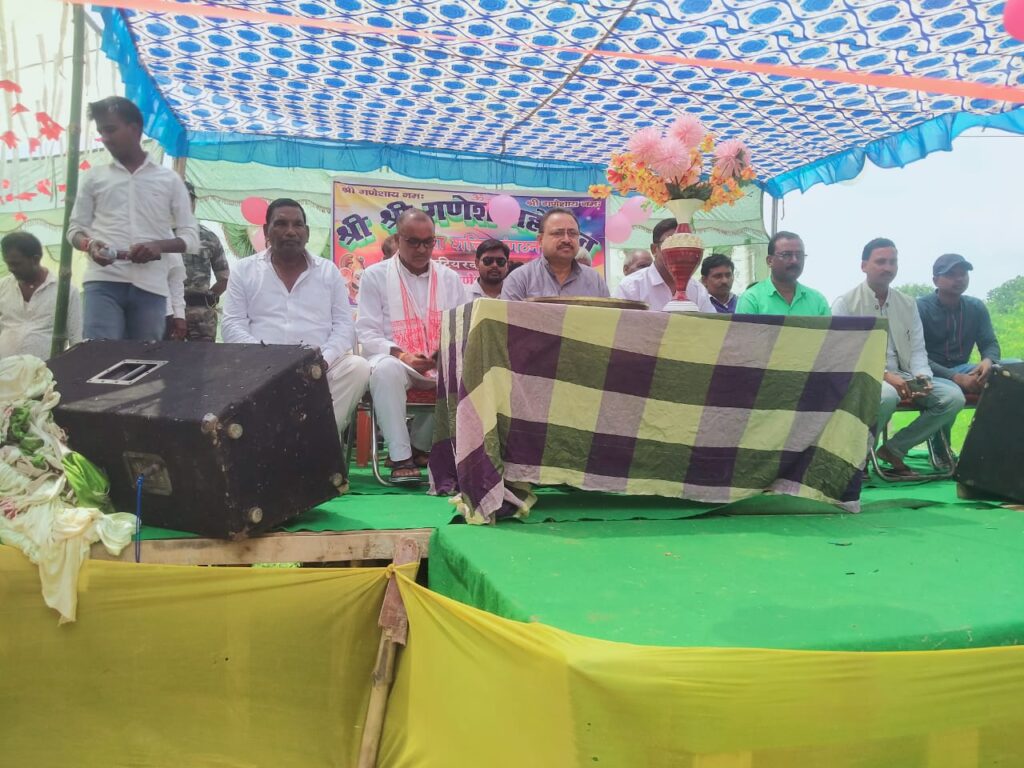 भक्ति में झूमे श्रद्धालु कार्यक्रम का उद्घाटन किया पूर्व विधायक अनंत प्रताप देव|