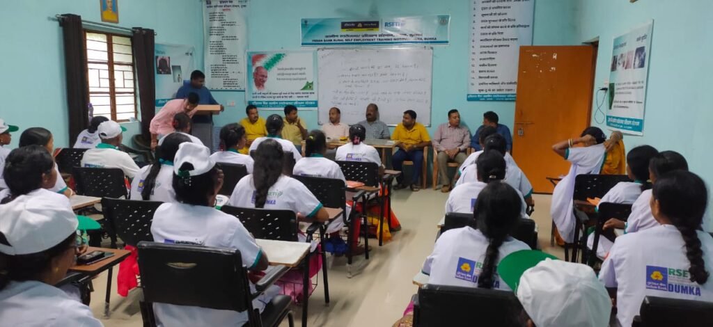 प्रशिक्षण लेकर डिटेर्जेन्ट पाउडर, साबुन व फिनाइल बनाने में सखी मंडल की महिलाएं हुई दक्ष, अब स्वरोजगार से बनेगी आत्मनिर्भर।