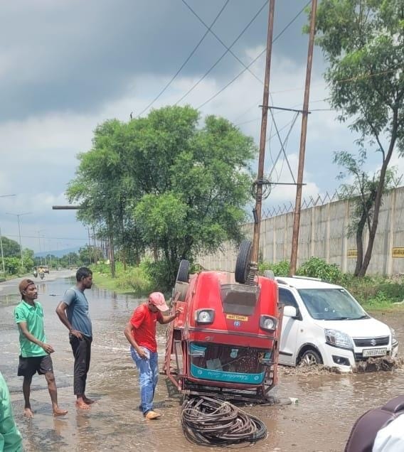 जमशेदपुर का मैरिन ड्राइव बना मौत का रास्ता , ऑटो पलटा। जमशेदपुर का मैरिन ड्राइव बना मौत का रास्ता , ऑटो पलटा।