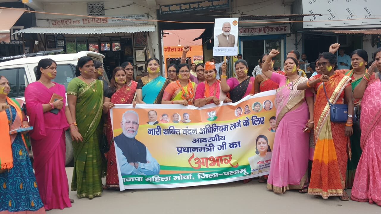 नारी शक्ति वंदना संविधान संशोधन के प्रति आभार व्यक्त करने के लिए भाजपा नेत्रियों ने एक-दूसरे को अबीर गुलाल लगाकर दी बधाइयां।