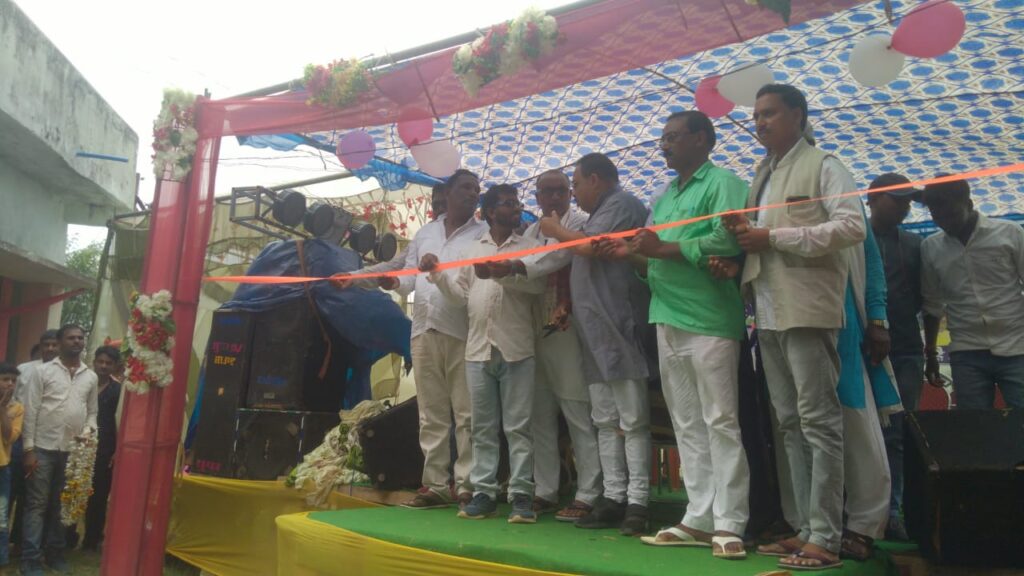 भक्ति में झूमे श्रद्धालु कार्यक्रम का उद्घाटन किया पूर्व विधायक अनंत प्रताप देव| भक्ति में झूमे श्रद्धालु कार्यक्रम का उद्घाटन किया पूर्व विधायक अनंत प्रताप देव|