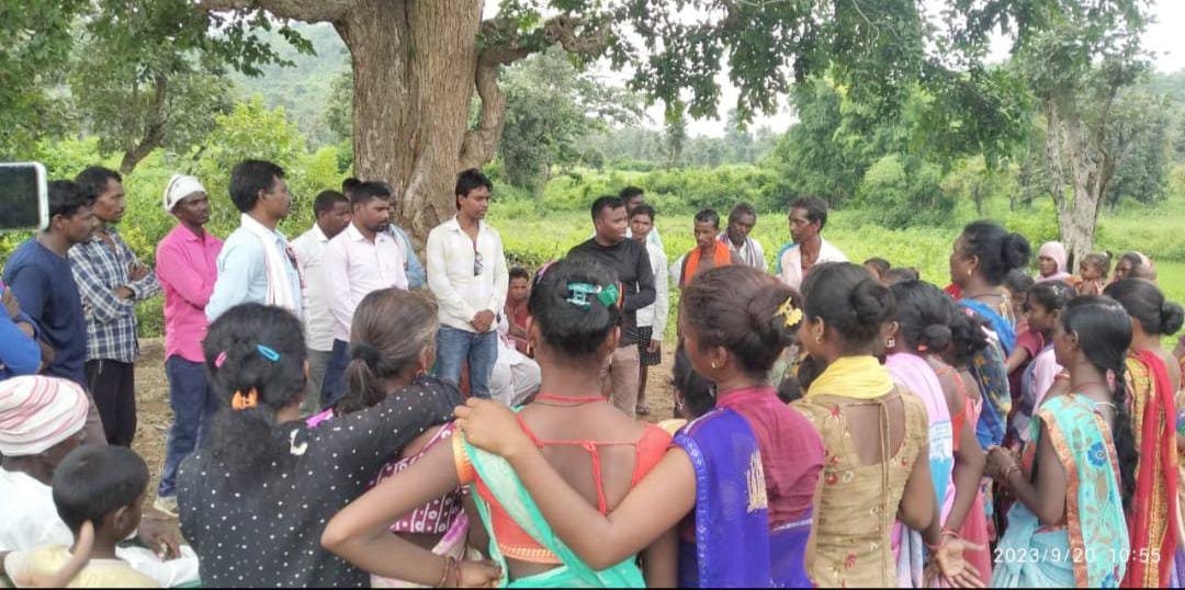 दम्हवा में इस बार ग्रामीणों ने कर्मा पूजा धूम धाम से मनाने को लेकर लिया निर्णय.