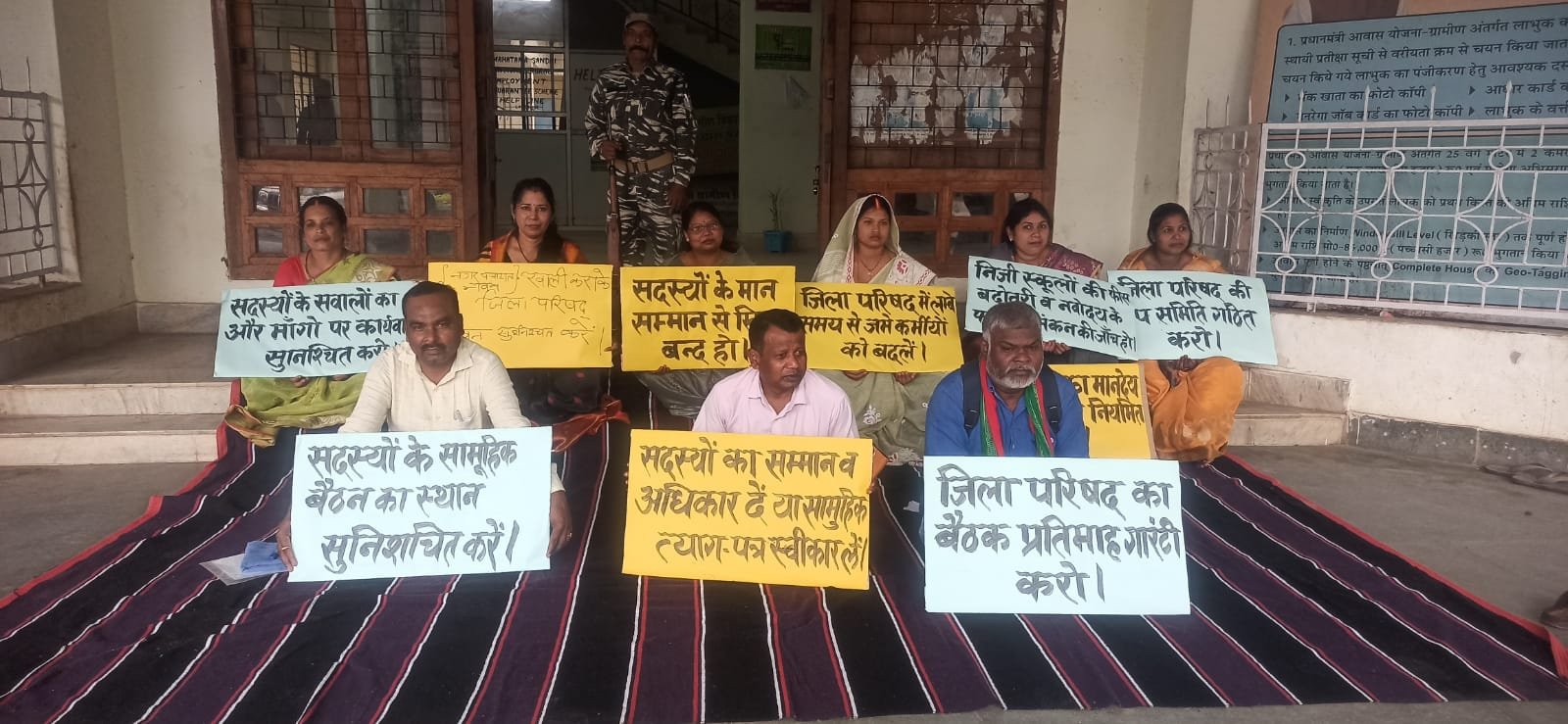 जिला परिषद की लचर व्यवस्था और निजी विद्यालय की मनमानी के खिलाफ धरने पर बेठे जीप सदस्य, अनिश्चितकालीन धरना प्रदर्शन का दिया अल्टीमेटम. जिला परिषद की लचर व्यवस्था और निजी विद्यालय की मनमानी के खिलाफ धरने पर बेठे जीप सदस्य, अनिश्चितकालीन धरना प्रदर्शन का दिया अल्टीमेटम.