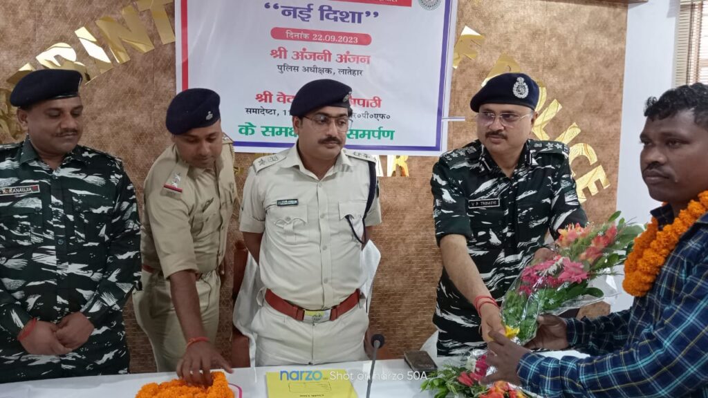 जेजेएमपी के सबजोनल कमांडर ने पुलिस के समक्ष किया आत्मसमर्पण. जेजेएमपी के सबजोनल कमांडर ने पुलिस के समक्ष किया आत्मसमर्पण.