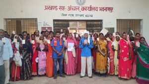 सैकड़ो राशन कार्डधरी ने अगस्त माह का राशन नहीं वितरित करने को लेकर बीडीओ सह एमओ को आवेदन देकर किया शिकायत।