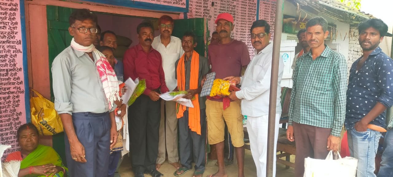 सोन सोबरन योजना के तहत शाहिद खान की जन वितरण प्रणाली दुकान में साड़ी धोंती लुंगी का वितरण शुरू. सोन सोबरन योजना के तहत शाहिद खान की जन वितरण प्रणाली दुकान में साड़ी धोंती लुंगी का वितरण शुरू.