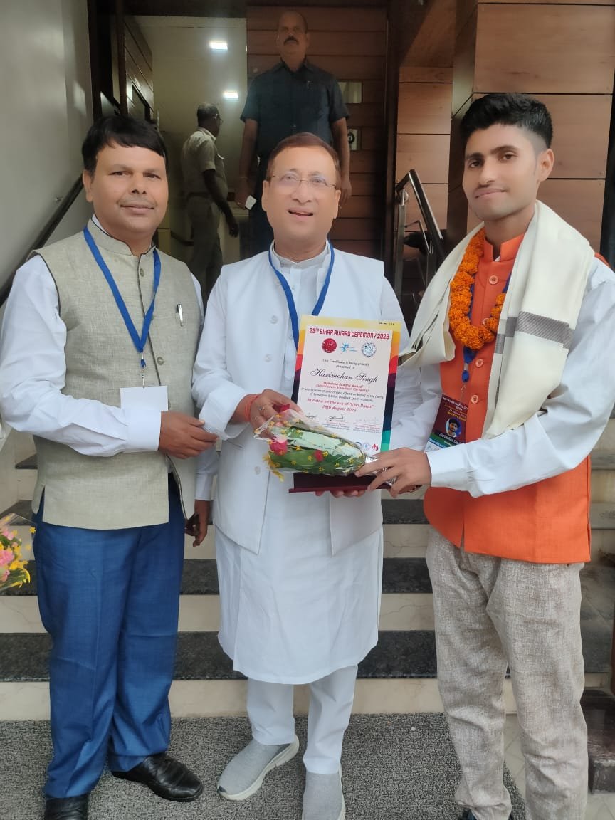 बिहार के उद्योग मंत्री के हाथों हरिमोहन सिंह समाजसेवा के लिए पटना में सम्मानित हुए।