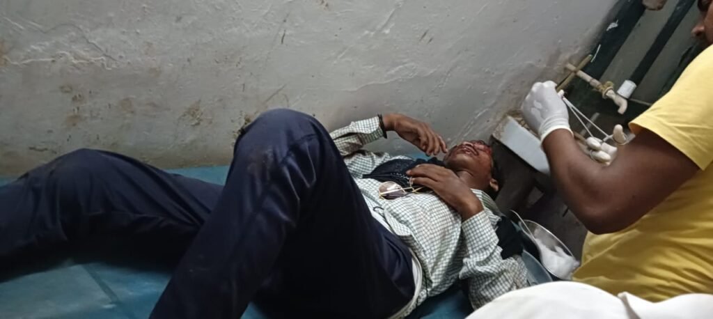 नशे में धूत बाइक सवार व्यक्ति असंतुलित होकर देवबार मोड़ के पास दुर्घटनाग्रस्त:गंभीर रूप से घायल।