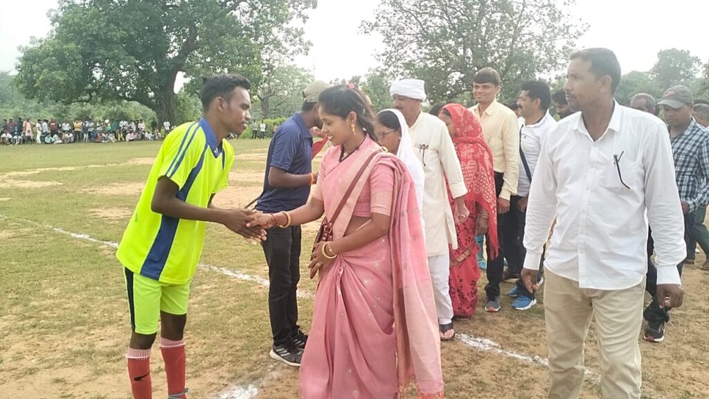 निलाम्बर पीताम्बर फुटबॉल टूर्नामेंट सात दिवसीय हुआ संपन्न। निलाम्बर पीताम्बर फुटबॉल टूर्नामेंट सात दिवसीय हुआ संपन्न।