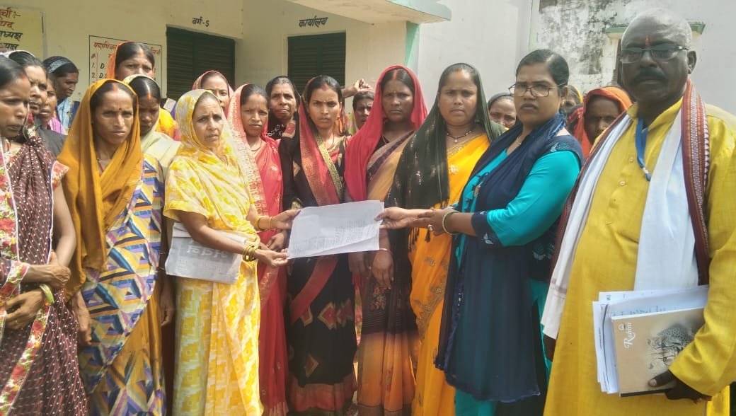 राशन नहीं मिलने से नाराज ग्रामीणों ने मानवाधिकार प्रदेश अध्यक्ष प्रमिला कुमारी को सौपा ज्ञापन। राशन नहीं मिलने से नाराज ग्रामीणों ने मानवाधिकार प्रदेश अध्यक्ष प्रमिला कुमारी को सौपा ज्ञापन।