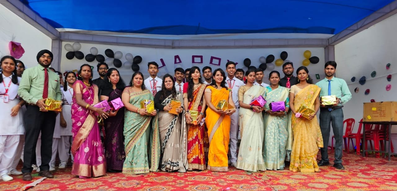 ऑक्सब्रिज स्कूल में छात्रों ने शिक्षक दिवस पर शिक्षकों को दिया सम्मान। ऑक्सब्रिज स्कूल में छात्रों ने शिक्षक दिवस पर शिक्षकों को दिया सम्मान।