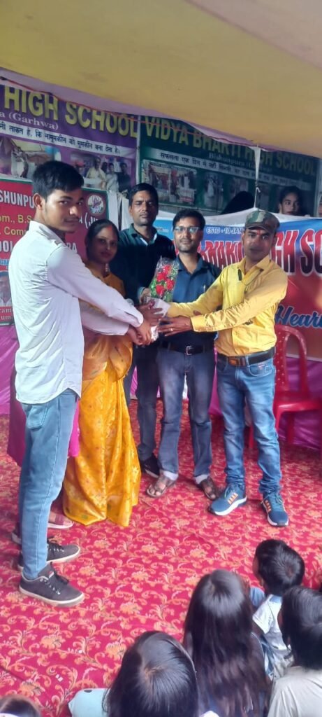 बिशुनपुरा: शिक्षक दिवस के शुभ अवसर पर स्कूल व कोचिंग संस्थानो में संस्कृति कार्यक्रम का आयोजन।