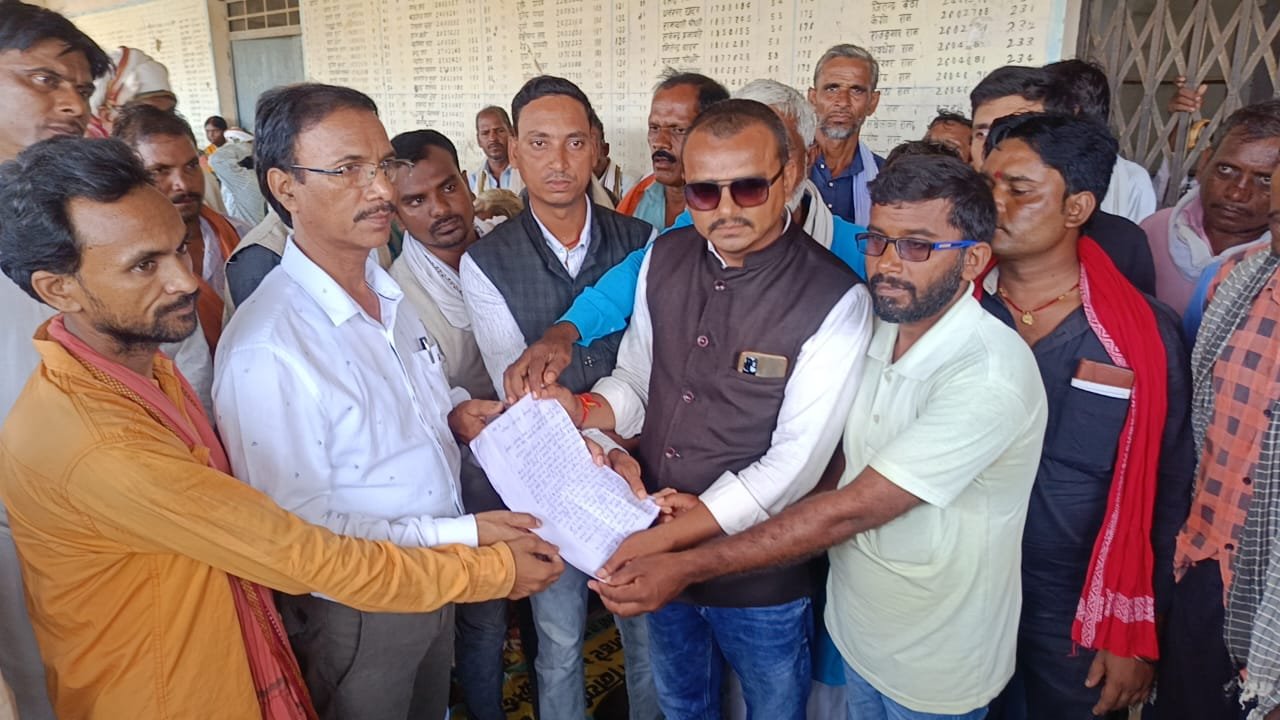 अगस्त माह का राशन नहीं मिलने से नाराज ग्रामीणों ने प्रखंड विकास पदाधिकारी को सौपा ज्ञापन।