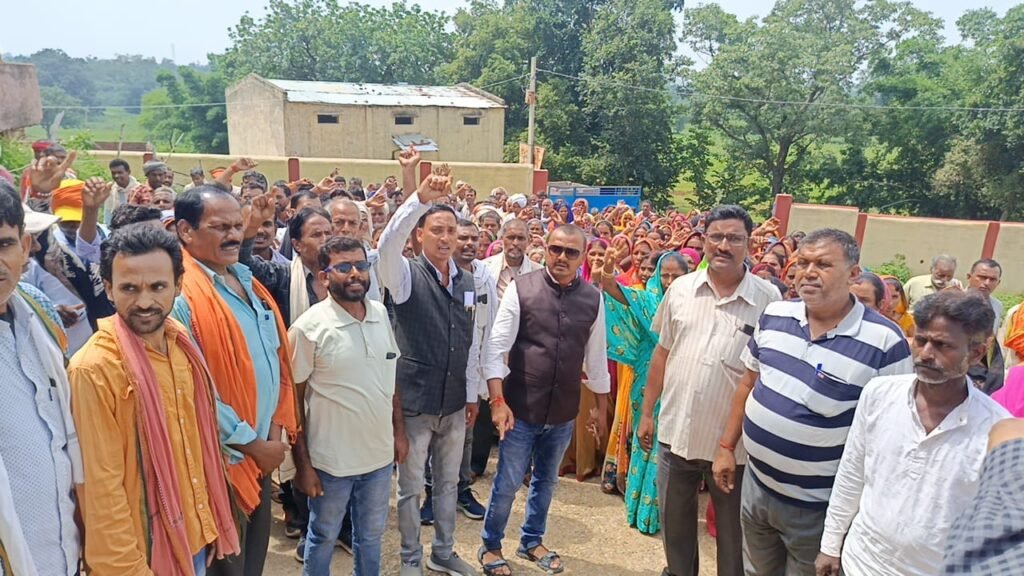 अगस्त माह का राशन नहीं मिलने से नाराज ग्रामीणों ने प्रखंड विकास पदाधिकारी को सौपा ज्ञापन। अगस्त माह का राशन नहीं मिलने से नाराज ग्रामीणों ने प्रखंड विकास पदाधिकारी को सौपा ज्ञापन।