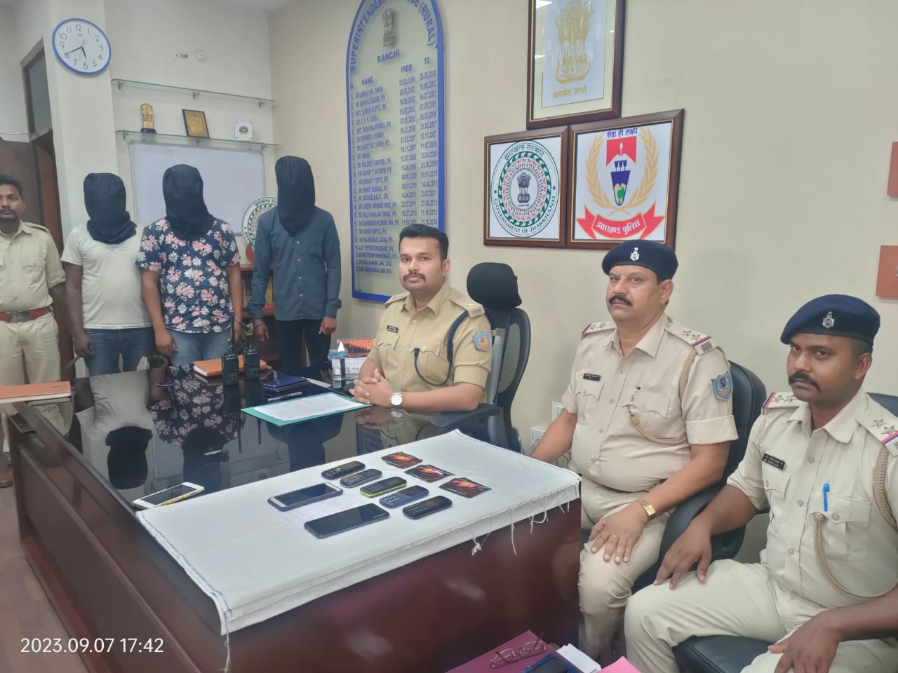 टीएसपीसी उग्रवादियों तक सिम कार्ड पहुंचाने वाले तीन गिरफ्तार।