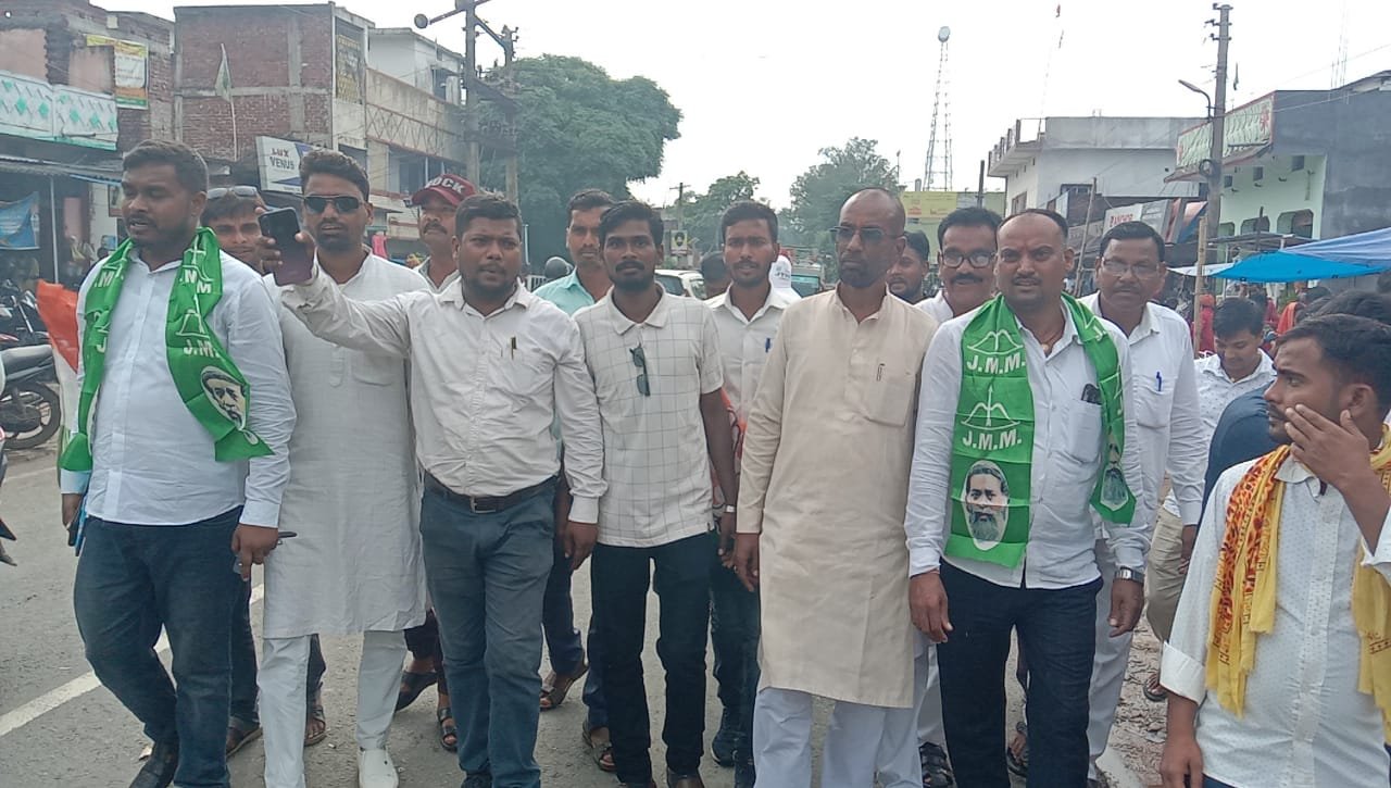डुमरी चुनाव के जीत की खुशी में मनिका में निकला गया विजय जुलूस।