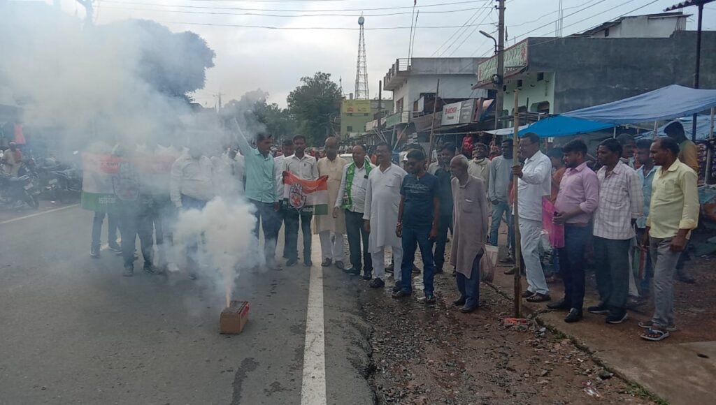 डुमरी चुनाव के जीत की खुशी में मनिका में निकला गया विजय जुलूस। डुमरी चुनाव के जीत की खुशी में मनिका में निकला गया विजय जुलूस।