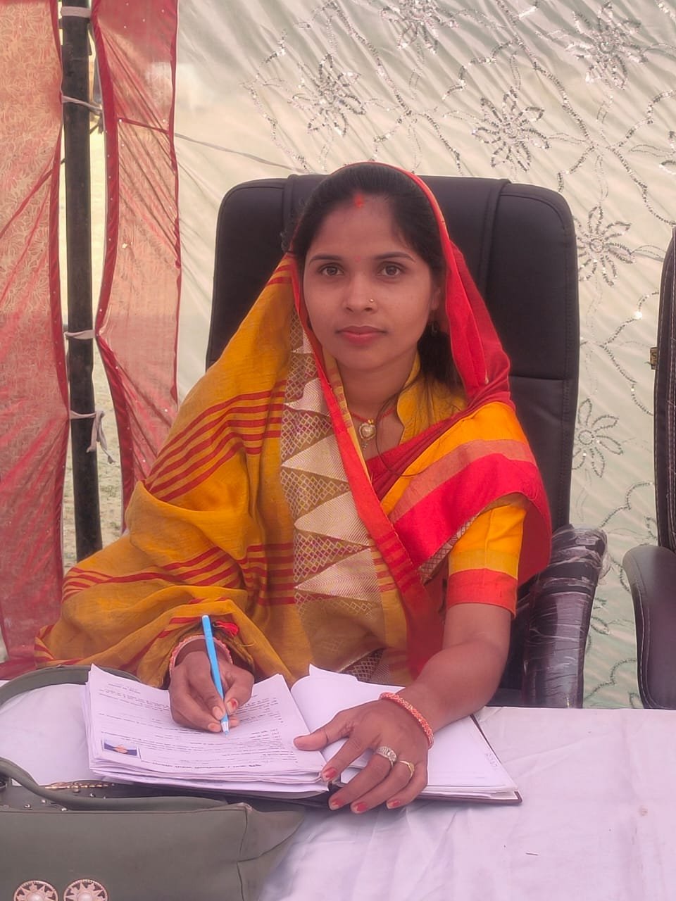 बिजली आपूर्ति को लेकर जिला परिषद सदस्य रजनी कुमारी उर्फ शर्मा रजनी ने कार्यपाल अभियंता को आवेदन सौपी। बिजली आपूर्ति को लेकर जिला परिषद सदस्य रजनी कुमारी उर्फ शर्मा रजनी ने कार्यपाल अभियंता को आवेदन सौपी।