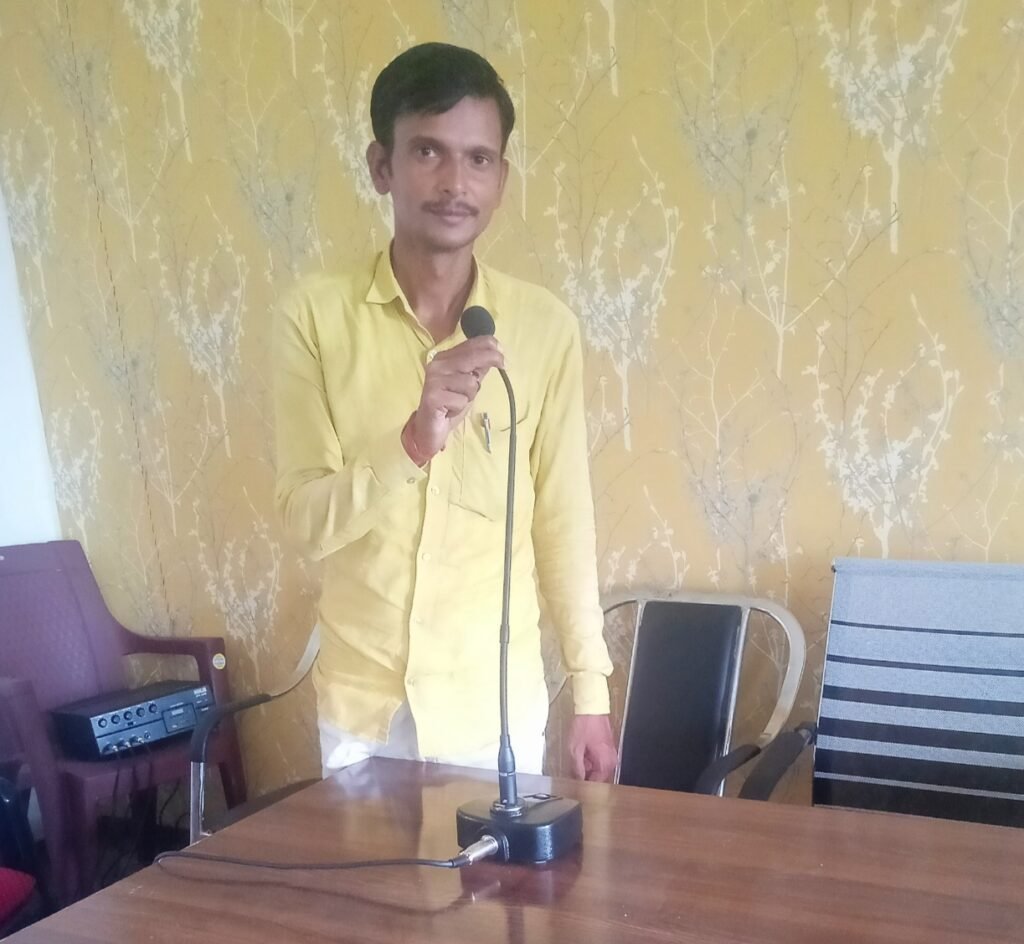 बीडीसी चन्दन ने एसडीओ को आवेदन देकर बाजार समिति के जमीन को बचाने की मांग की।