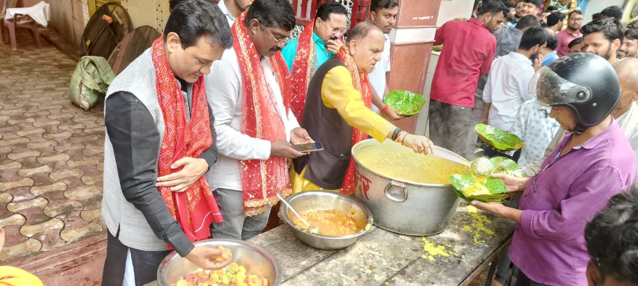 श्री चैती दुर्गा मंदिर में भोग का वितरण किया गया। श्री चैती दुर्गा मंदिर में भोग का वितरण किया गया।