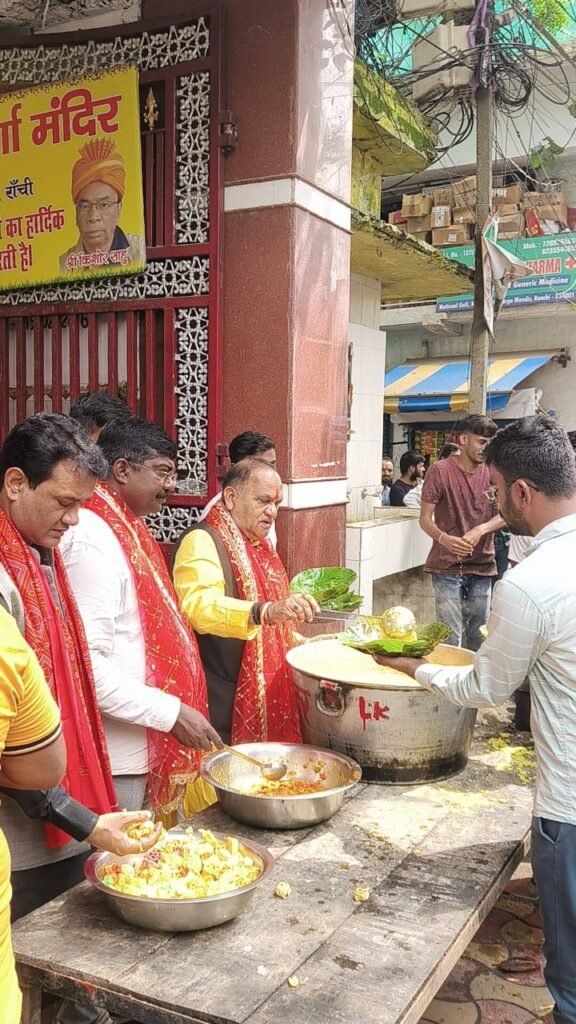 श्री चैती दुर्गा मंदिर में भोग का वितरण किया गया। श्री चैती दुर्गा मंदिर में भोग का वितरण किया गया।