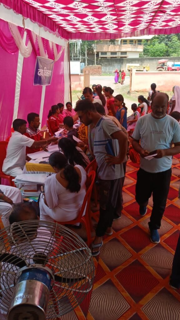 मेदिनीनगर निगम की ओर से रविवार को सफाईकर्मियों के लिये लगाया गया स्वास्थ्य जांच शिविर. मेदिनीनगर निगम की ओर से रविवार को सफाईकर्मियों के लिये लगाया गया स्वास्थ्य जांच शिविर.