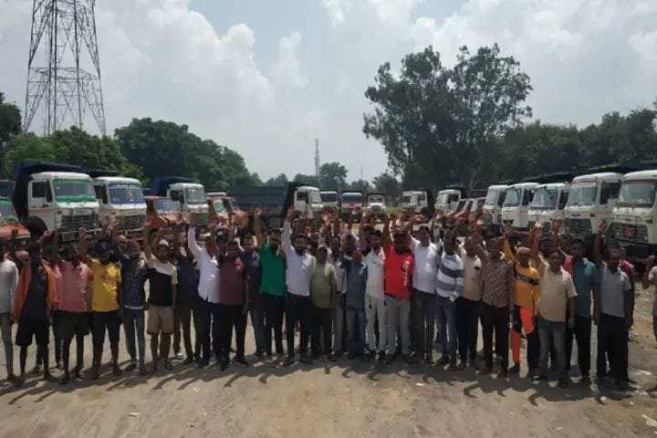 ट्रक और हाईवा संचालकों की अनिश्चितकालीन हड़ताल सोमवार से शुरू। ट्रक और हाईवा संचालकों की अनिश्चितकालीन हड़ताल सोमवार से शुरू।