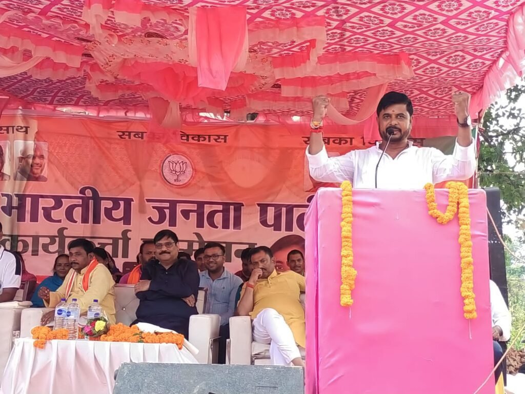 वर्तमान सरकार और विधायक जनता को लूटने का कम कर रही है- पूर्व विधायक सत्येंद्र नाथ तिवारी। वर्तमान सरकार और विधायक जनता को लूटने का कम कर रही है- पूर्व विधायक सत्येंद्र नाथ तिवारी।