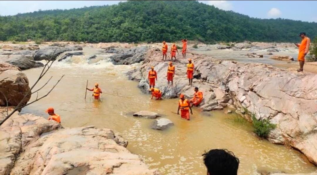 पेरवाघाघ में डूबे युवक की तलाश में कारो नदी में उतरी एनडीआरएफ की टीम… पेरवाघाघ में डूबे युवक की तलाश में कारो नदी में उतरी एनडीआरएफ की टीम…