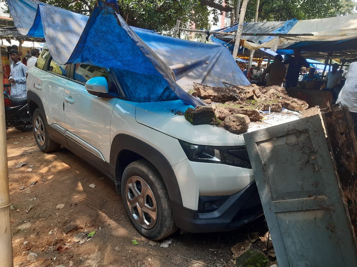 जर्जर लोक अभियोजन कार्यालय भवन की दीवार गिरने से अधिवक्ता सह पत्रकार सुनील कुमार के ब्रेजा कार क्षतिग्रस्त। जर्जर लोक अभियोजन कार्यालय भवन की दीवार गिरने से अधिवक्ता सह पत्रकार सुनील कुमार के ब्रेजा कार क्षतिग्रस्त।
