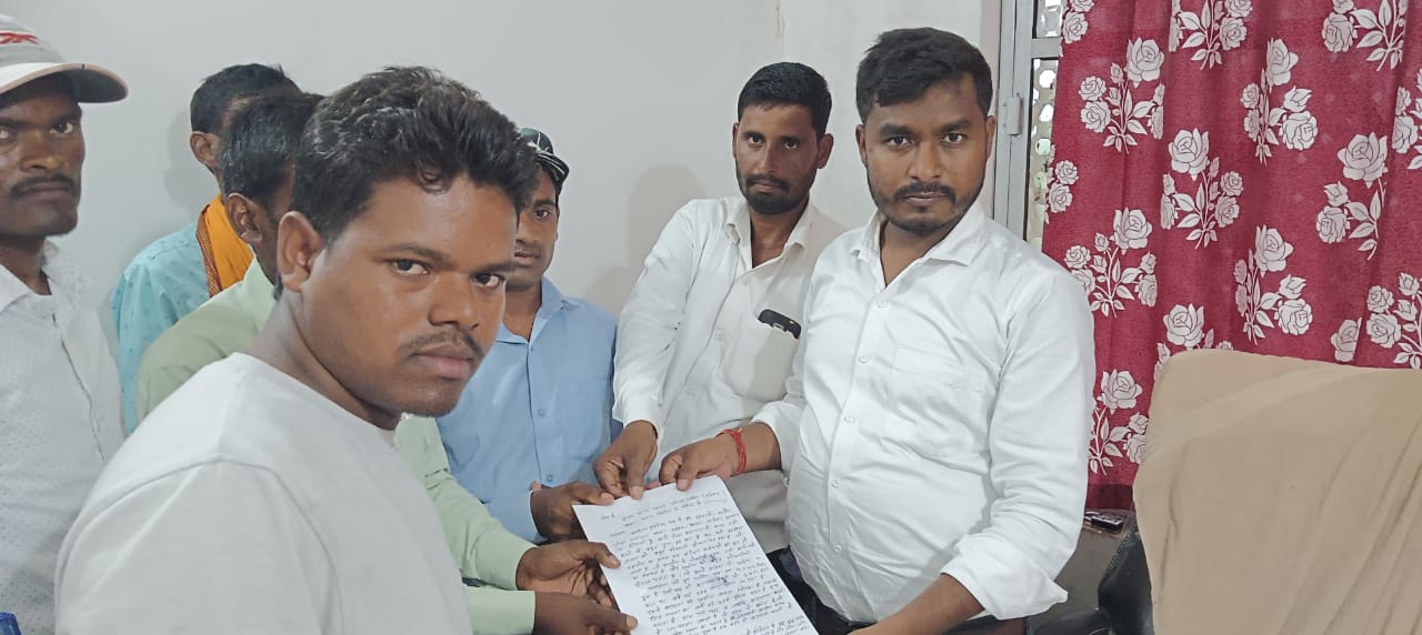 माड़ादाग में सड़क नहीं बनने से नाराज ग्रामीणों ने जिप सदस्य बलवंत सिंह को आवेदन दिया।