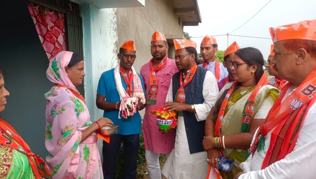 आजादी के अमृत महोत्सव के तहत किया गया एक मुट्ठी चावल एवं मिट्टी संग्रह। आजादी के अमृत महोत्सव के तहत किया गया एक मुट्ठी चावल एवं मिट्टी संग्रह।