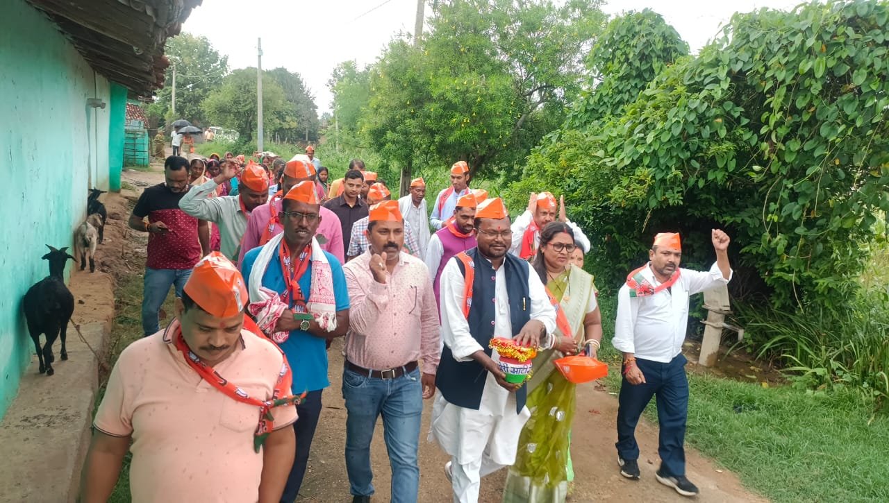 आजादी के अमृत महोत्सव के तहत किया गया एक मुट्ठी चावल एवं मिट्टी संग्रह। आजादी के अमृत महोत्सव के तहत किया गया एक मुट्ठी चावल एवं मिट्टी संग्रह।