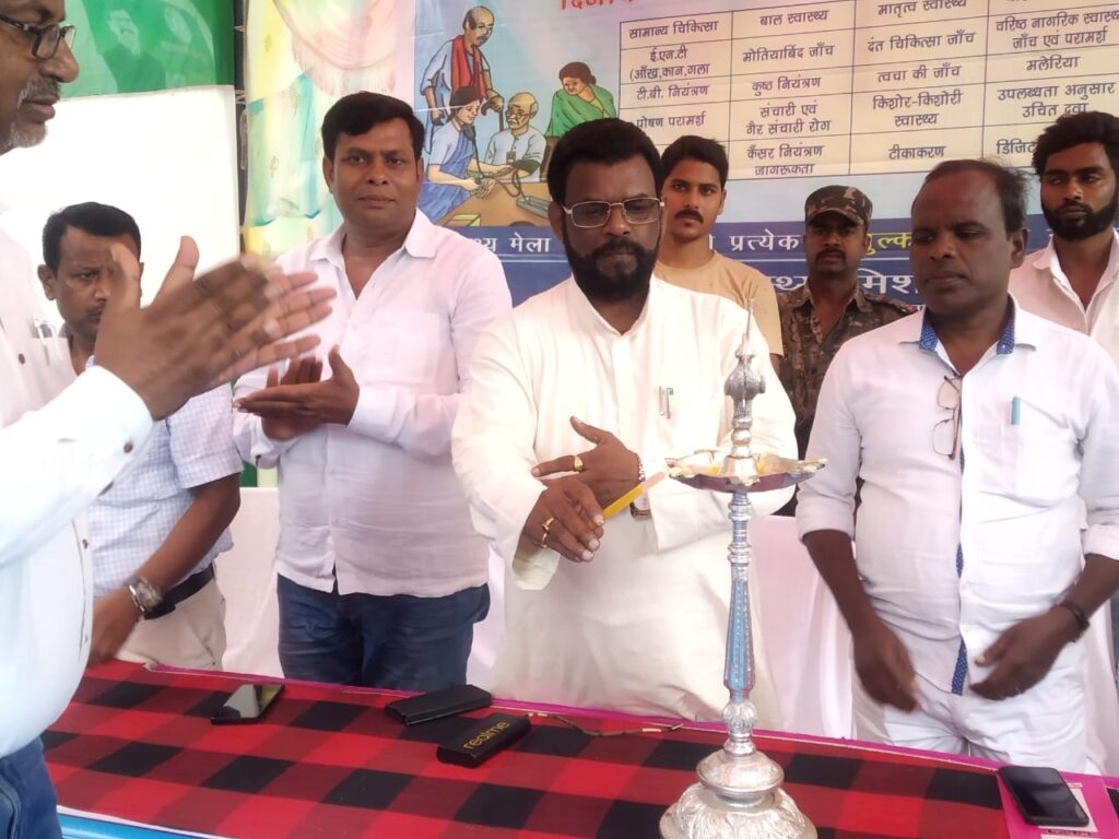 लातेहार:प्रखंड स्तरीय स्वास्थ्य मेला का विधायक बैद्यनाथ राम ने किया उद्घाटन।