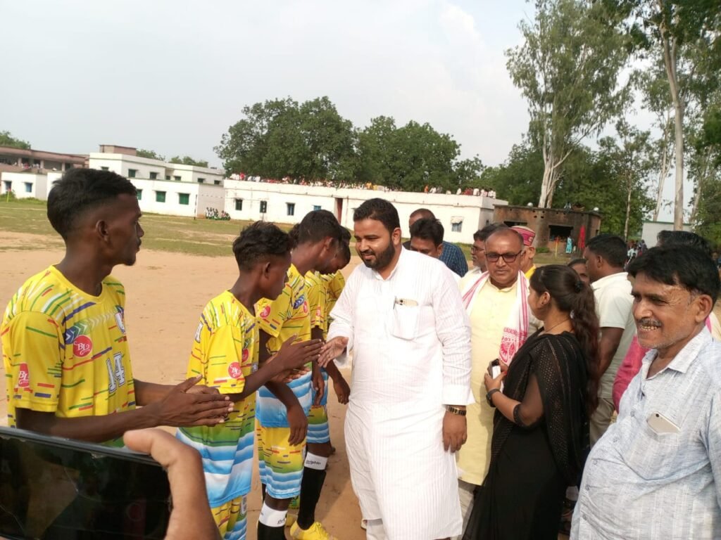 लोहरदगा को 4-0 से हराकर गोड्डा की टीम कप पर कब्जा जमाया।