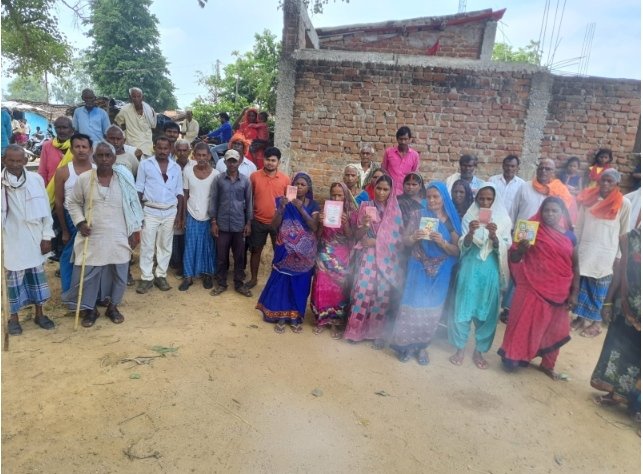 बिशुनपुरा: दो माह का पर्ची निकाल कर एक माह का राशन दे रहे डीलर,ग्रामीणों ने किया विरोध. बिशुनपुरा: दो माह का पर्ची निकाल कर एक माह का राशन दे रहे डीलर,ग्रामीणों ने किया विरोध.