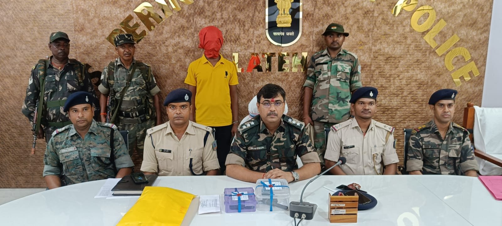चंदवा पेट्रोल पंप लूट कांड का खुलासा, महज 5 घंटे के अंदर अपराधी गिरफ्तार. चंदवा पेट्रोल पंप लूट कांड का खुलासा, महज 5 घंटे के अंदर अपराधी गिरफ्तार.