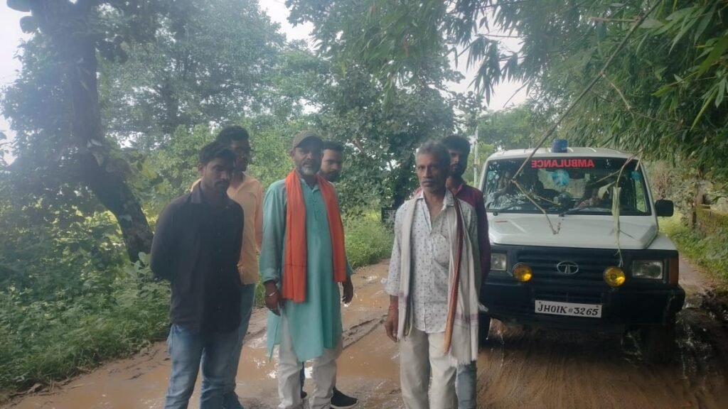 सड़क निर्माण को लेकर स्थानीय ग्रामीणों ने जनप्रतिनिधि एवं जिला प्रशासन से किया है मांग.