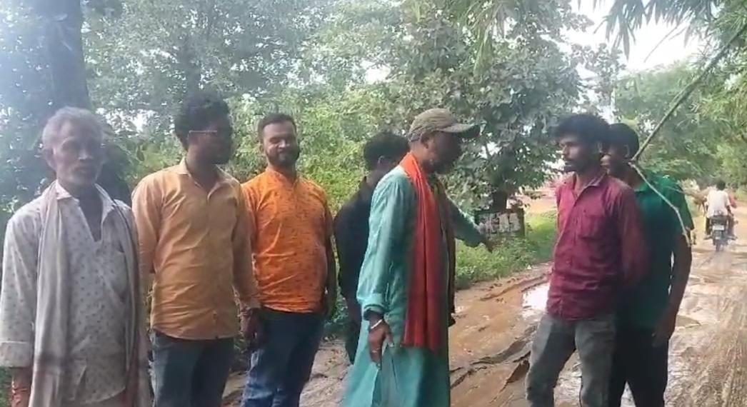 सड़क निर्माण को लेकर स्थानीय ग्रामीणों ने जनप्रतिनिधि एवं जिला प्रशासन से किया है मांग.