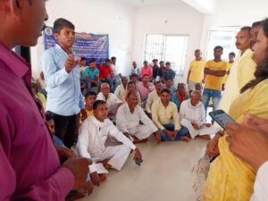 बिशुनपुरा: राशन वितरण में अनियमितता को लेकर ग्रामीणों ने दिया धरना,एमओ ने दिया राशन दिलाने का आश्वासन।