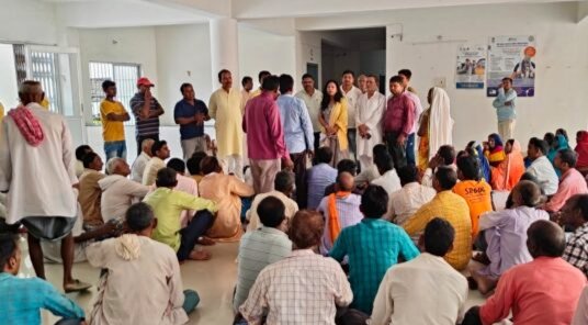 बिशुनपुरा: राशन वितरण में अनियमितता को लेकर ग्रामीणों ने दिया धरना,एमओ ने दिया राशन दिलाने का आश्वासन। बिशुनपुरा: राशन वितरण में अनियमितता को लेकर ग्रामीणों ने दिया धरना,एमओ ने दिया राशन दिलाने का आश्वासन।
