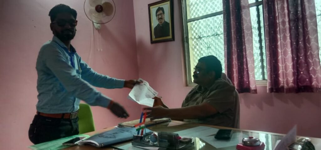 राष्ट्रीय मानवाधिकार जिला महासचिव विशाल पासवान ने कम राशन देने के आरोप में बीडीओ को सौपा ज्ञापन। राष्ट्रीय मानवाधिकार जिला महासचिव विशाल पासवान ने कम राशन देने के आरोप में बीडीओ को सौपा ज्ञापन।