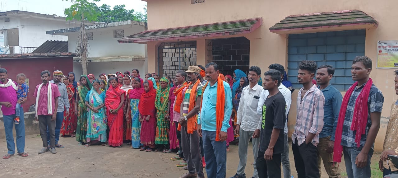 पुलिस के द्वारा निर्दोष लोगों को पकड़ने के विरोध में सैकड़ो ग्रामीणों ने किया थाना का घेराव।