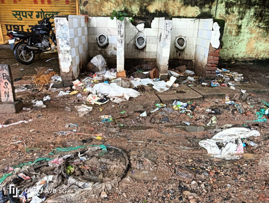 शहर का ड्रेनेज सिस्टम फेल, गंदगी से बजबजा रही नालियां, कूड़े कचरों का भी नहीं हो रहा नियमित उठाव। शहर का ड्रेनेज सिस्टम फेल, गंदगी से बजबजा रही नालियां, कूड़े कचरों का भी नहीं हो रहा नियमित उठाव।