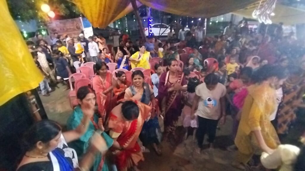 घाघरा गणेश पूजा समिति की ओर से रात्रि में भक्ति जागरण कार्यक्रम में उमड़ी भक्तों की भीड़।