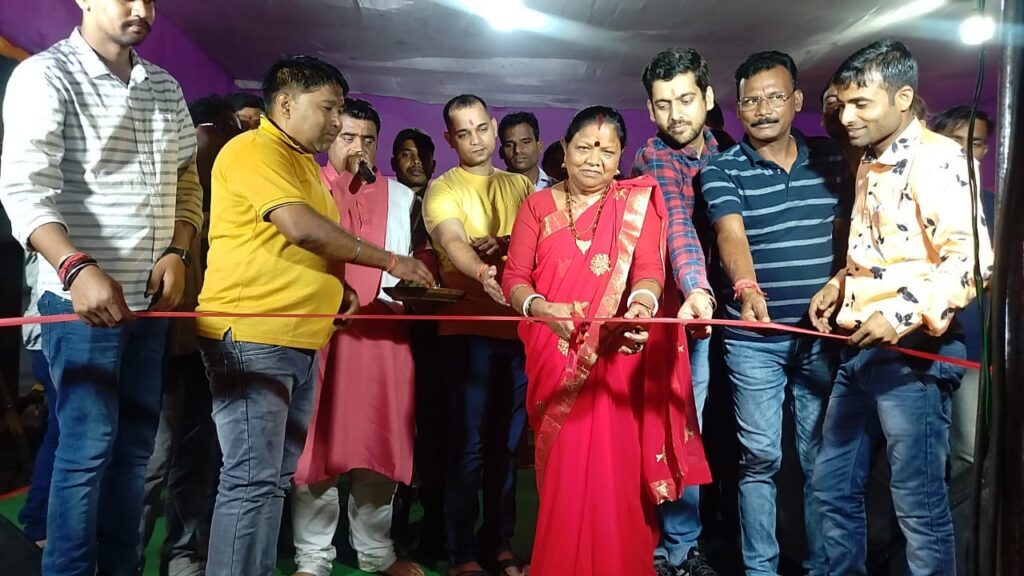 घाघरा गणेश पूजा समिति की ओर से रात्रि में भक्ति जागरण कार्यक्रम में उमड़ी भक्तों की भीड़। घाघरा गणेश पूजा समिति की ओर से रात्रि में भक्ति जागरण कार्यक्रम में उमड़ी भक्तों की भीड़।