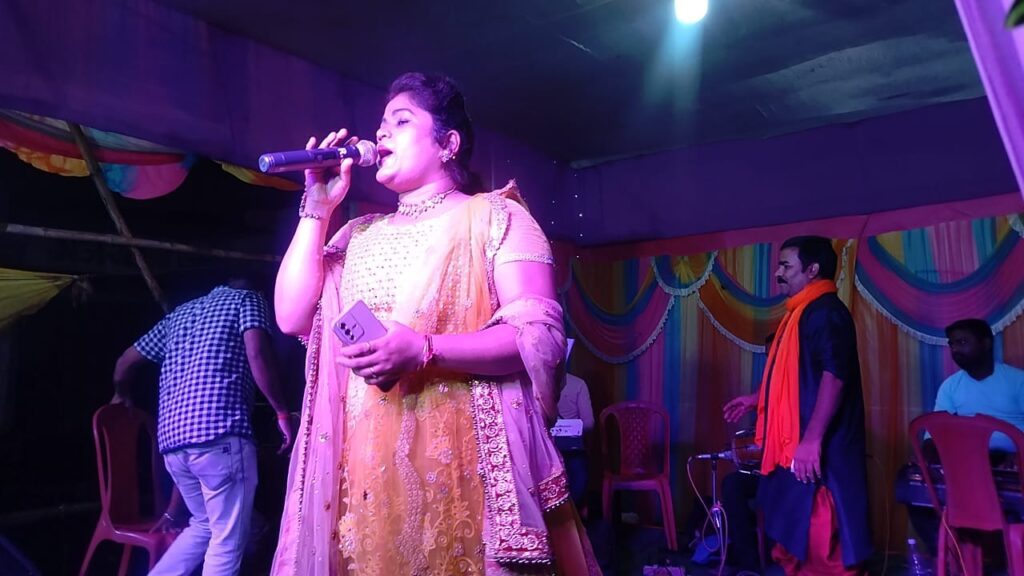 घाघरा गणेश पूजा समिति की ओर से रात्रि में भक्ति जागरण कार्यक्रम में उमड़ी भक्तों की भीड़।